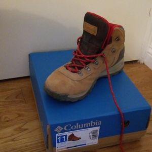 Columbia Newton Ridge Plus Waterproof Amped Wide